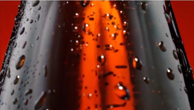 Coke promueve el centenario de su botella “silueta” con una campaña global